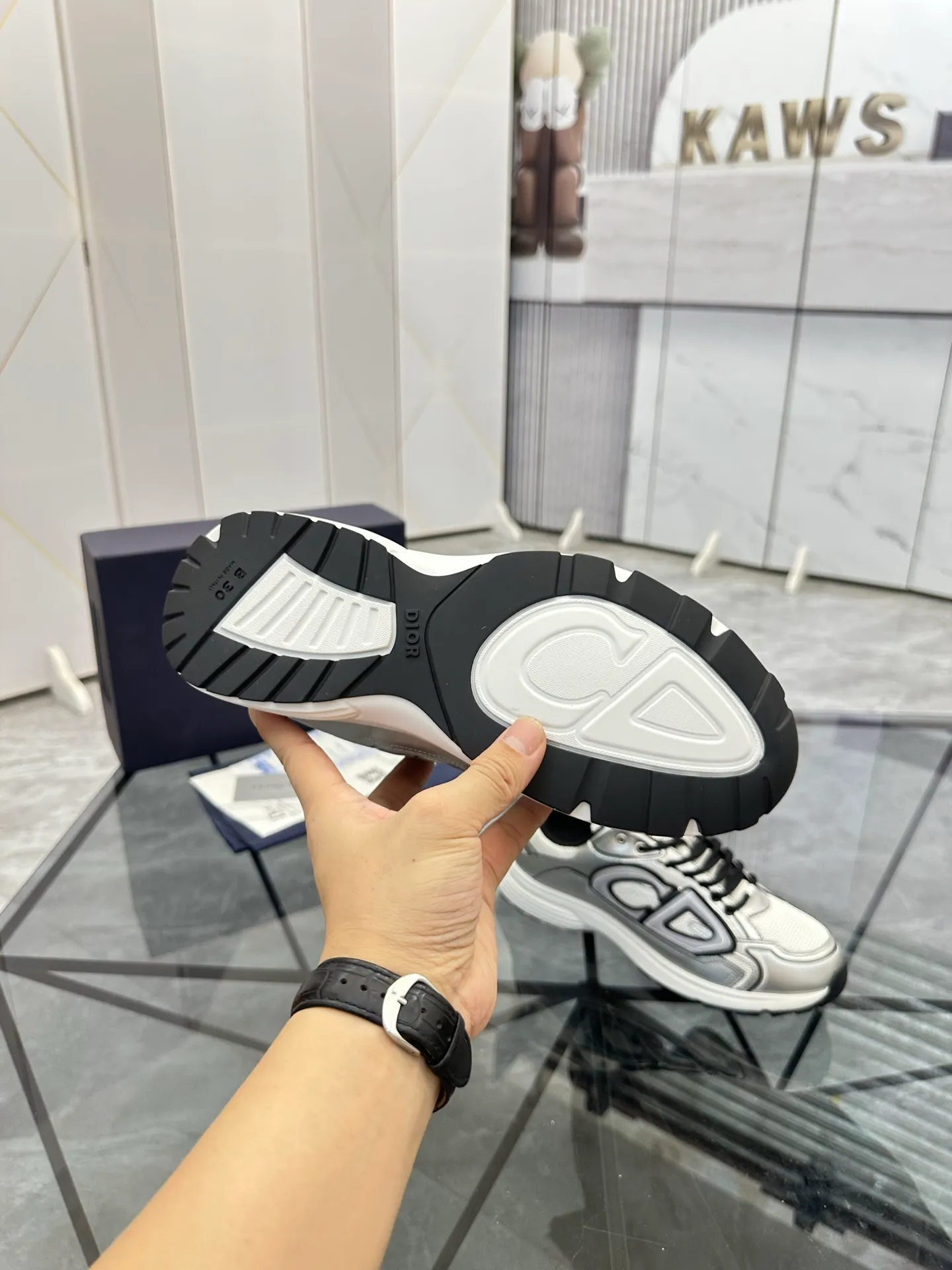 Men's shoes: 💰P400¥ Available in Guangzhou Product trademark: Dior* "Dior*" low-top casual shoes Regular size: 35-46 (can be customized to 47) Couple style Product materials: Upper imported cowhide stitched with original fabric, breathable lining, ultra-light foam original outsole. No.: 007